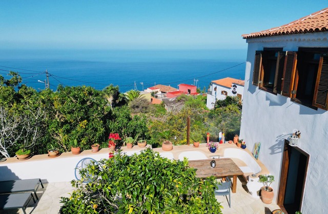 Finca with jacuzzi and sea view