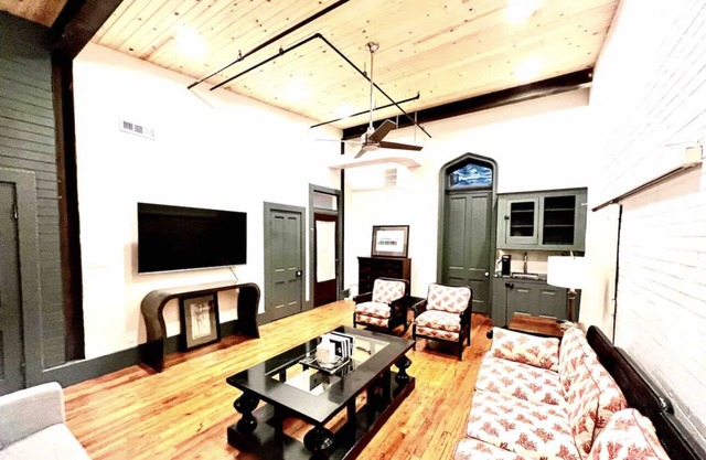 Fine Furniture Factory Luxury 2 Bedroom Apartment