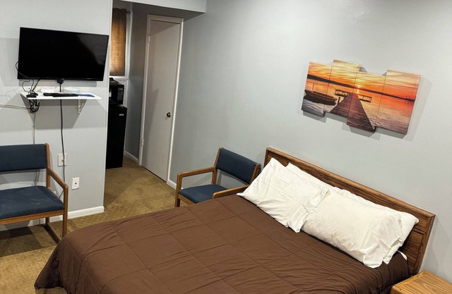 Fins N Feathers Lodge - One Queen Bed