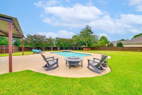 Fire Pit and Sauna Spacious Lake Texoma Retreat!