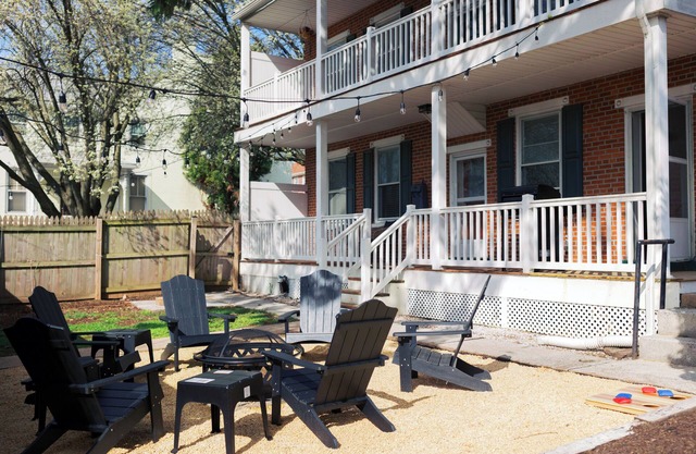 Fire Pit, Game Room, 15 min to Hershey with King Bed, Entire house