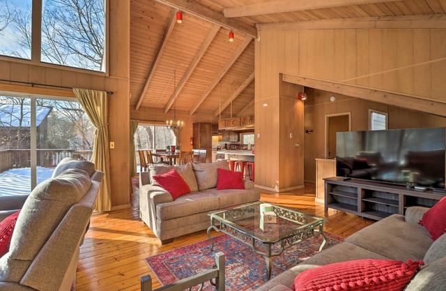 Fire Pit & Grill: Lakefront Poconos Cottage!