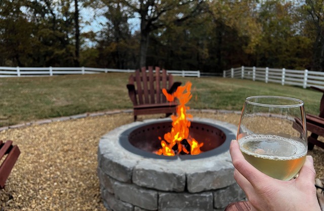 Fire pit & pet friendly – Peaceful country retreat near waterfalls and lakes.