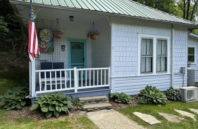 Firefly Cottage a historic getaway in Balsam, NC