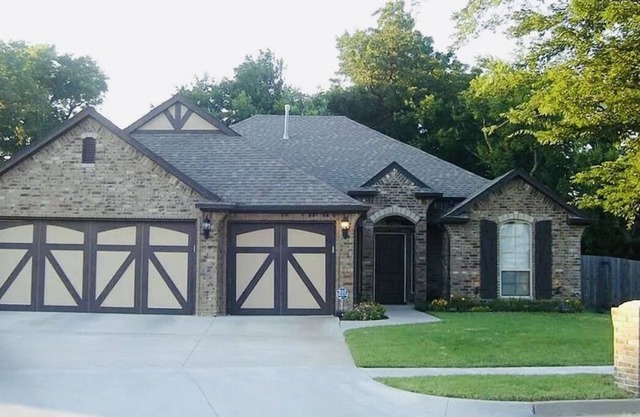 Firefly Flair, relaxing home on a quiet greenbelt full of nice amenities.