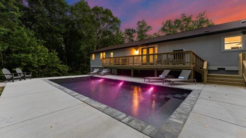 Fireside Fun by AvantStay Sleeps 18 Waterfront Pool