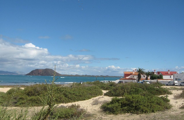 First line of sea and beach, beautiful and quiet Villa with private heated pool.