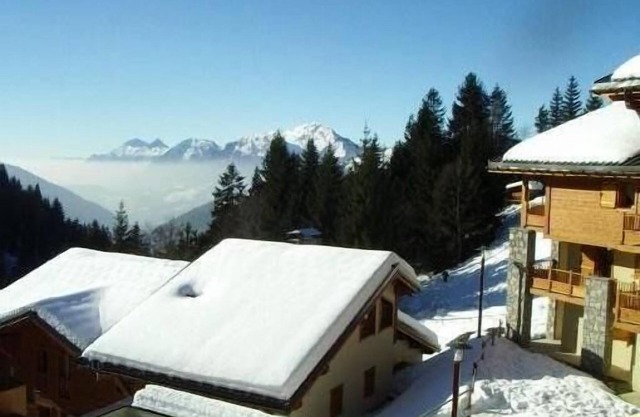 Flat located in a quality residence with swimming pool, lift, covered garage.