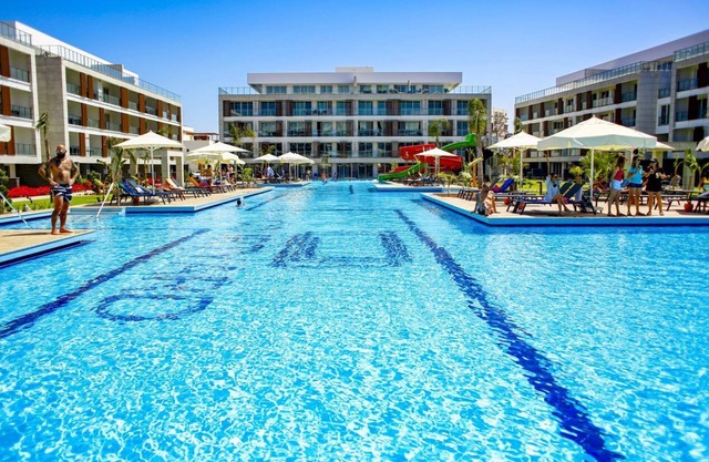 Flat w Pool, Balcony 4 min to Beach in Iskele