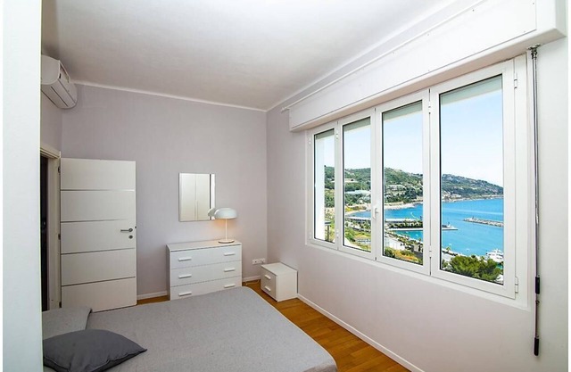 Flat with parking and lovely seaview terrace | V03