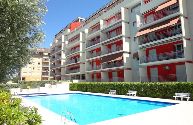Flat with swimming pool in the city center