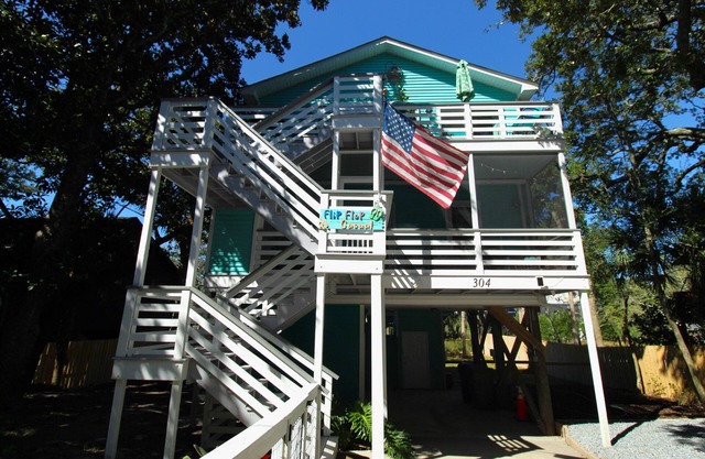 Flip Flop Causual~ vibrant 2 bedroom in the heart of Folly