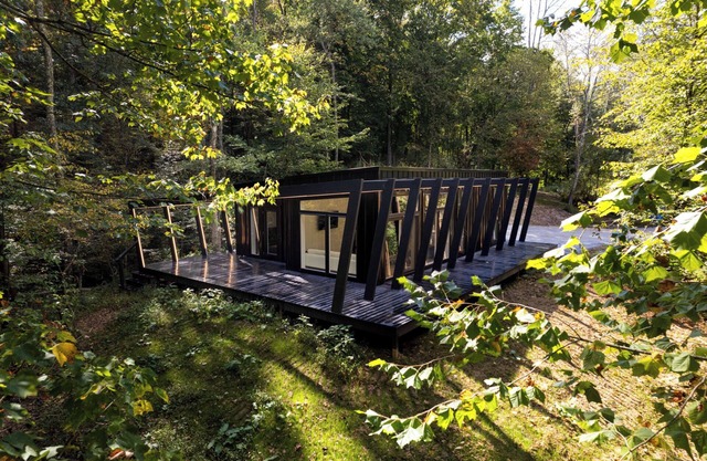 Flora Springs, Modern 2-bedroom cottage nestled in away with cliff and creek side views