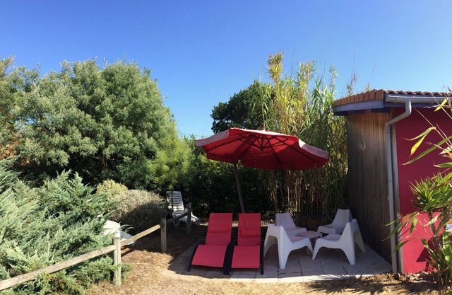 FLORENT:150m from the beach 200m from the forest700 from the town center.WIFI point