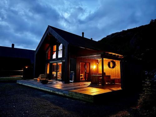 Flott nyere hytte i Sirdal med fantastisk utsikt og solforhold