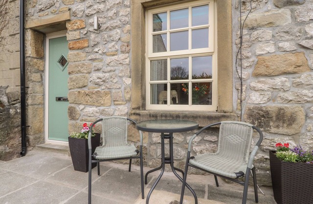 FOLLY COTTAGE, character holiday cottage, with a garden in Settle