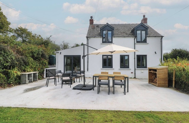 FOLLY COTTAGE, pet friendly, with open fire in Saundersfoot