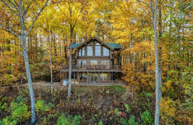 Fontana View 3 - Three Story Rustic Cabin Sleeps up to 16 People