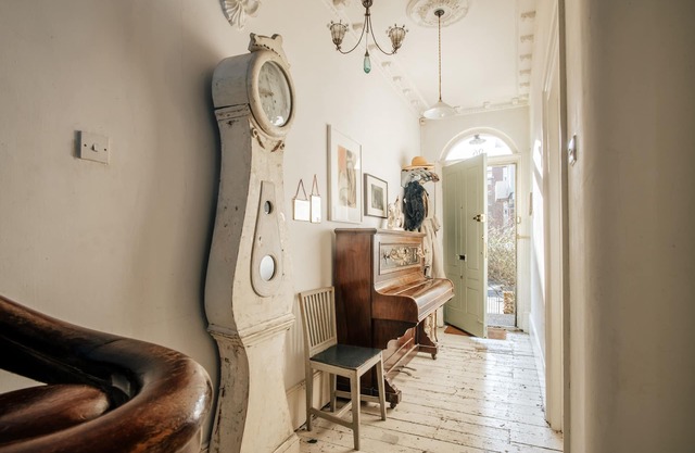 For Art Lovers & Creatives. Tall Georgian townhouse, close to Tate Gallery.