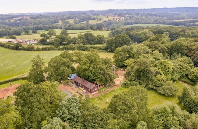 FOREST FARM COTTAGE, pet friendly, with open fire in Balcombe