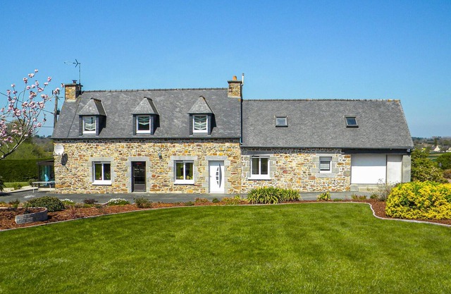 Former homestead on a large property, thus a pure oasis of well-being in the midst of nature.