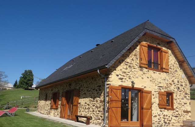 Former sheepfold renovated with beautiful view of the Pyrenees ideal for the family