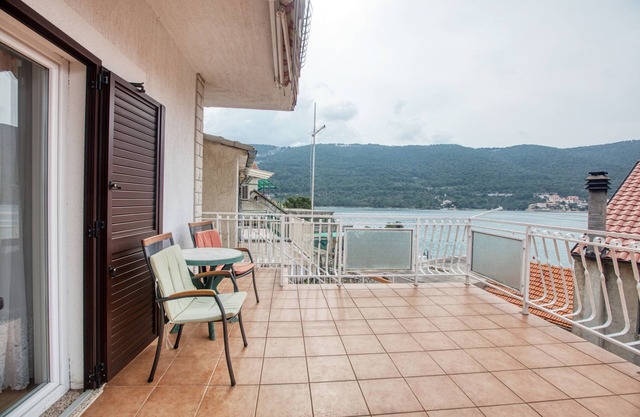Four-bedroom apartment with terrace and sea view Grebaštica, Šibenik (A-482-a)
