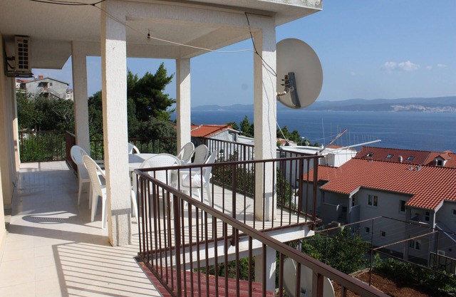 Four-bedroom apartment with terrace and sea view Stanići, Omiš (A-10360-a)