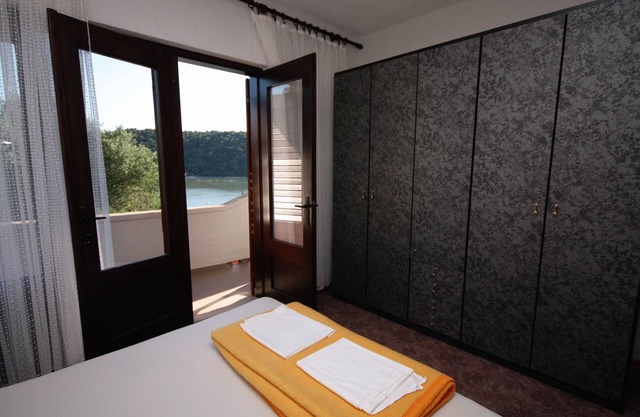 Four-bedroom apartment with terrace and sea view Kampor, Rab (A-5051-b)