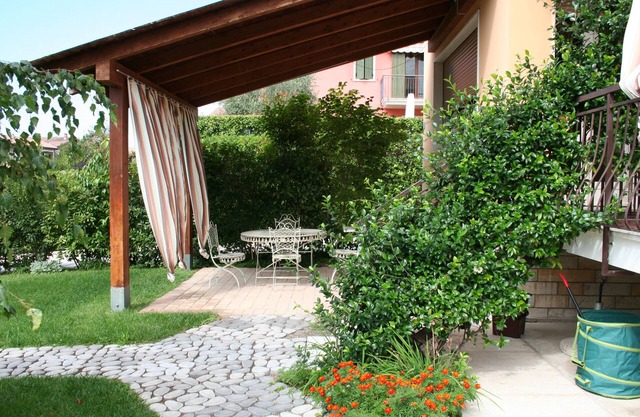 Four-family house apartment with swimming pool and garden