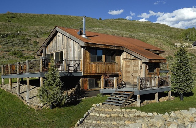 Fox Den/High End Cabin Overlooking the Slate River! Hot Tub! Endless Views!