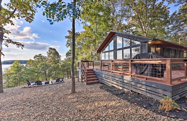 Foxtail Cabin Retreat Steps to Beaver Lake!