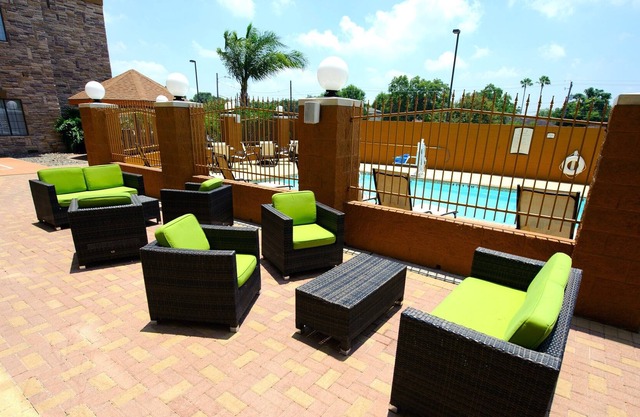 Free Breakfast Buffet. Pool Access. Close to Great Beaches!