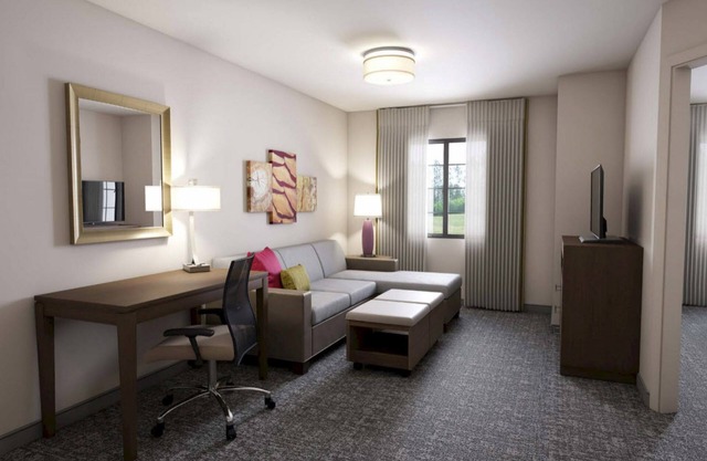 Free Breakfast. Indoor Pool. Great for Groups + Only 5 Miles to Purdue University.