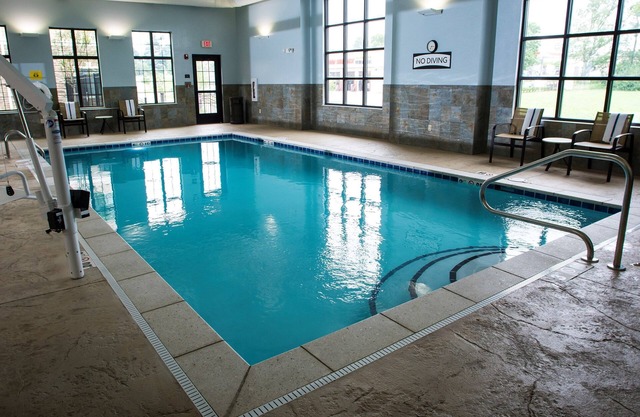 Free Breakfast. Indoor Pool. Gym. 10 Min from University of Kentucky.