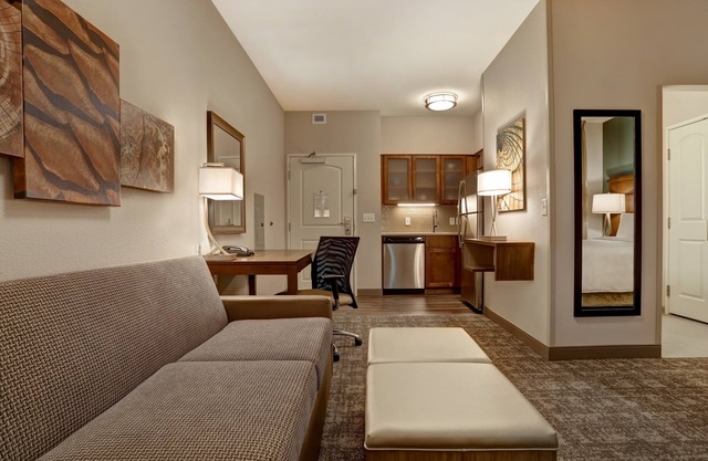 Free Breakfast. Pool. Shared BBQ. Gym. Close to Overland Park Convention Center!