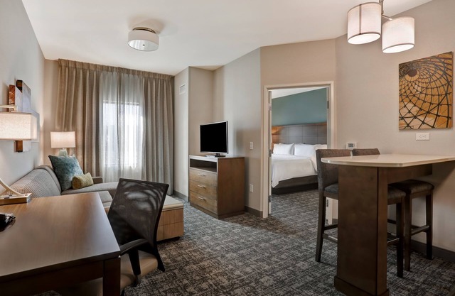 Free Breakfast. Pool. Shared BBQ. Gym. Close to Overland Park Convention Center!