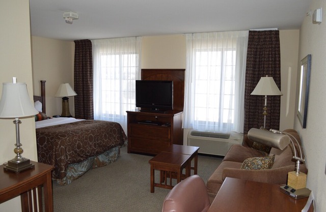 Free Breakfast. Pool & Hot Tub. Gym. Near Aurora Medical Center!