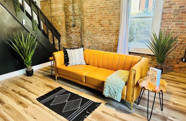 Free Parking – Convention – King Bed – Short North