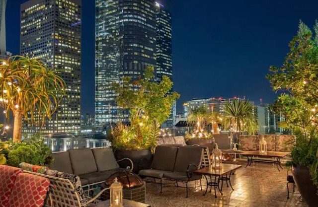 Free Parking + Unique Movie Loft + Pool + Views