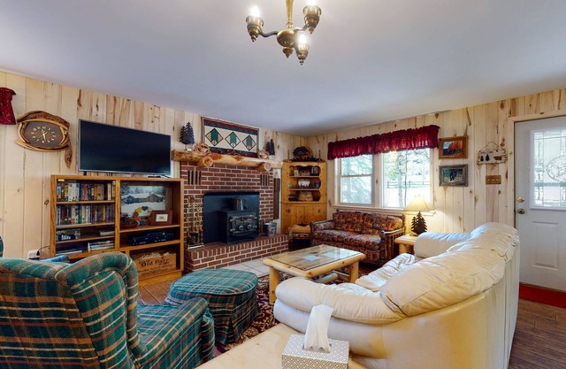 Friendly cabin with WiFi, deck, and porch swing - close to the National forest