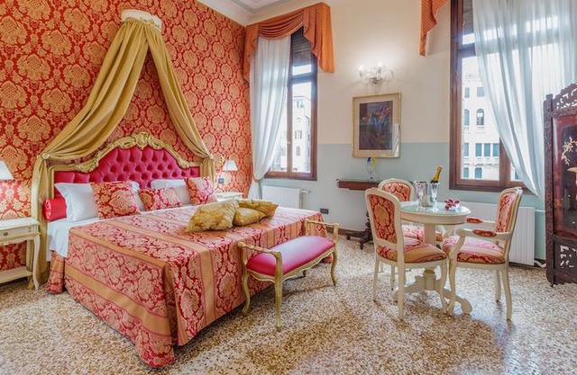 Friendly Venice Suites