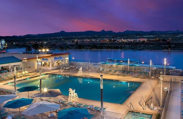 Friends Vacation! 3 Spacious Units, Game Room, Casino, Pool, Bars, FREE Parking!
