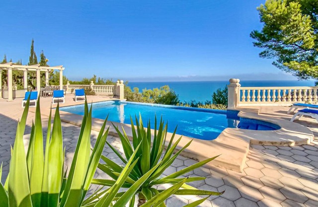 Front line property with fantastic sea views