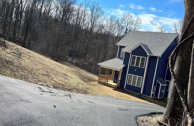Front Royal Home w/5 bedroom 4 bath and driveway 15 min to Shenandoah Ntnl Park