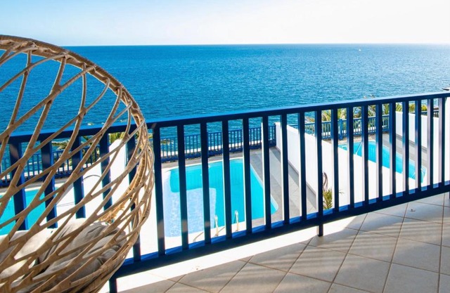 FRONTLINE VILLA 25, Modern Coastal Design with Amazing Views