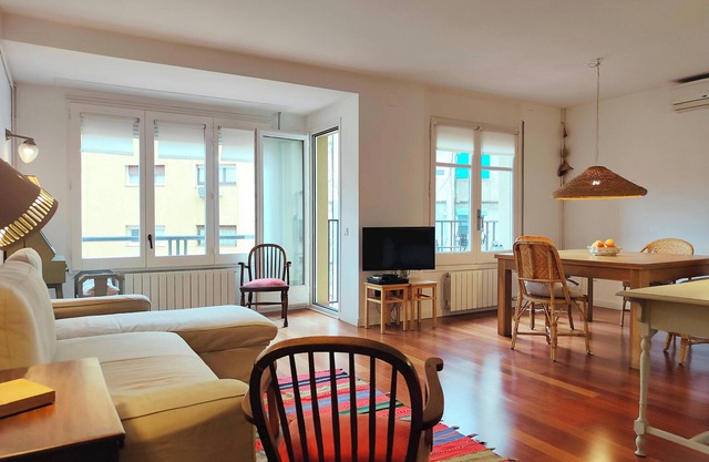 FS2 - ample 2 bedr apartm close to Hospital Clinic