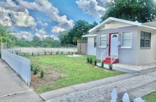 Full House with Big Fenced Backyard, Washer & Dryer and Pet-Friendly.