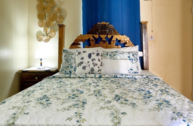 Fully Air-conditioned Irie 1 Bedroom Near Beaches