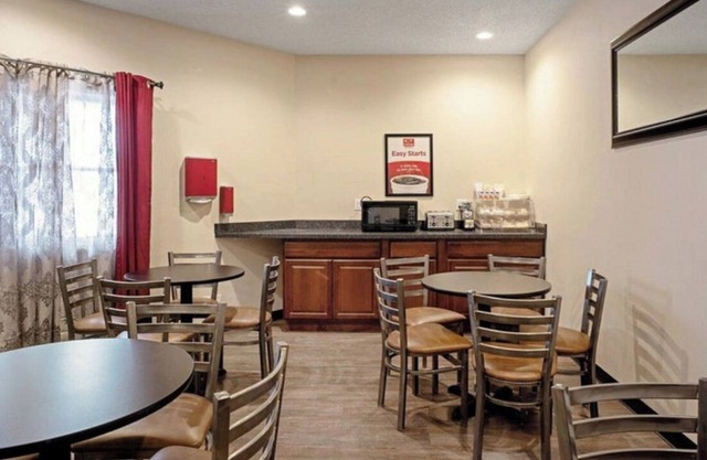 Fully Furnished Studio Available in Clinton, Iowa, 2 week min stay